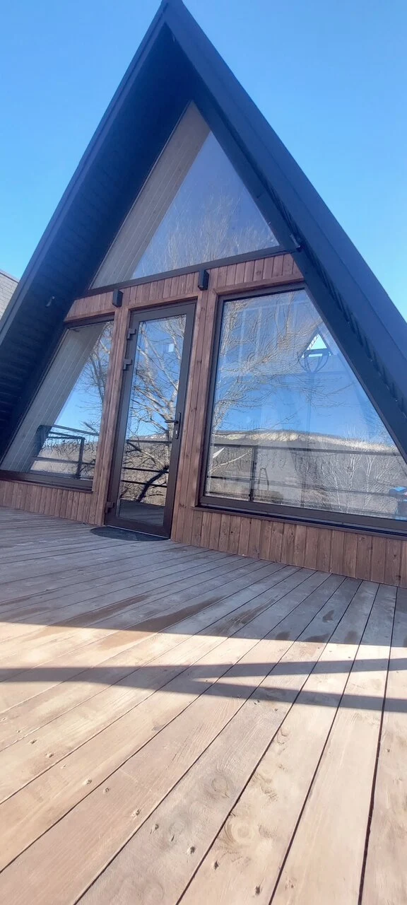 Остеклённый фасад A-frame и деревянная терраса