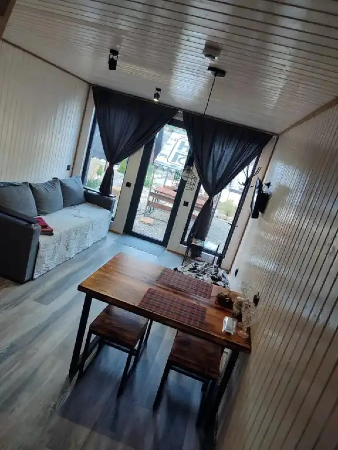 Гостиная и стол Barn House